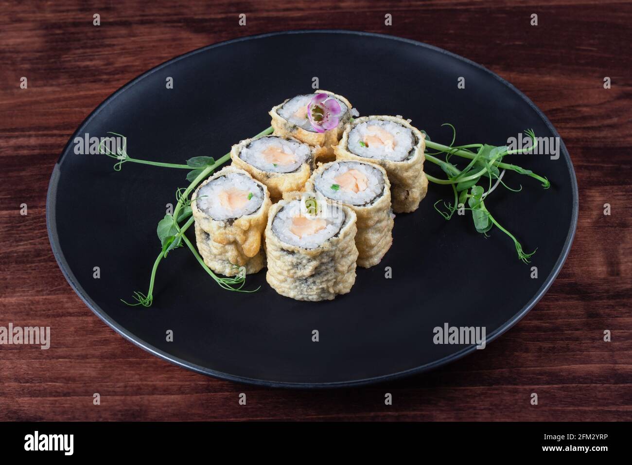 Im Teig gebackenes heißes Sushi oder Brötchen Stockfoto