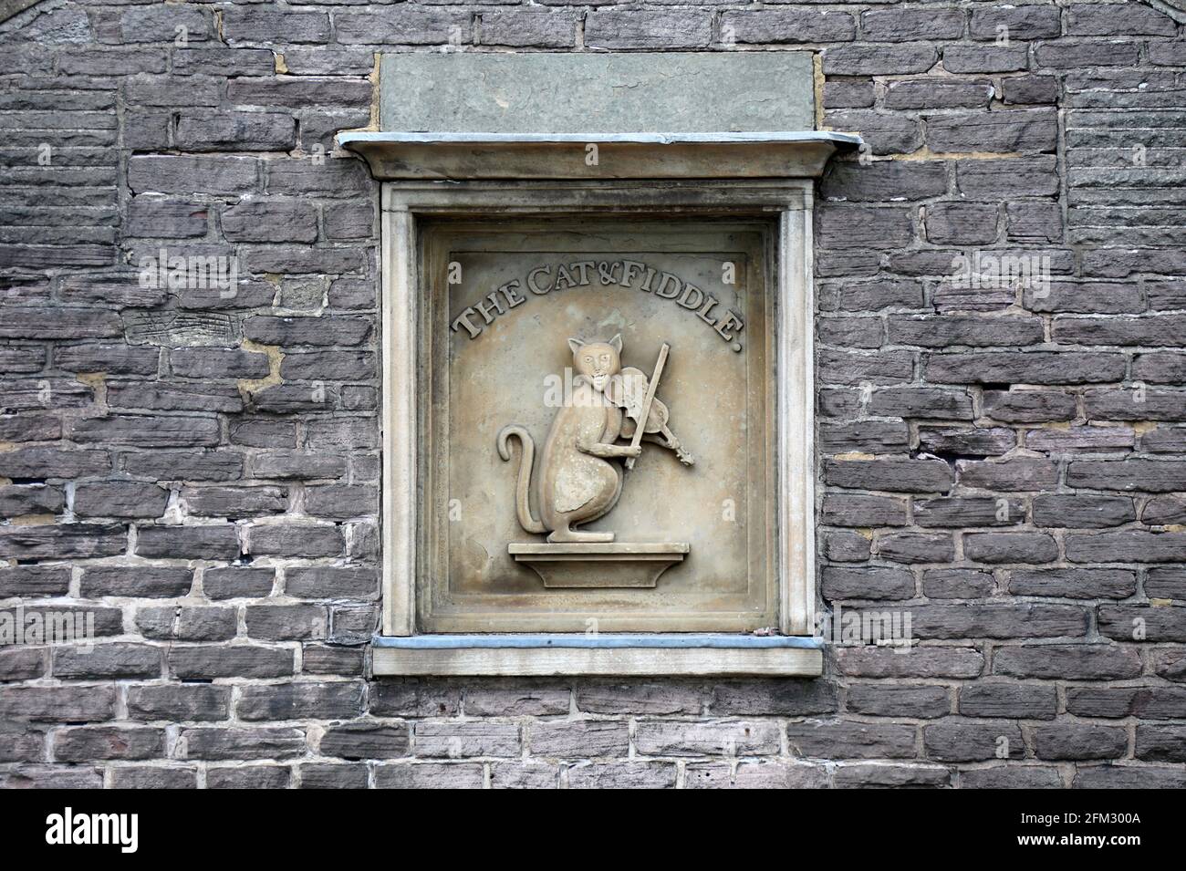 Plakette auf dem berühmten Cat and Fiddle öffentlichen Haus von Die A537 in Che'hire Stockfoto