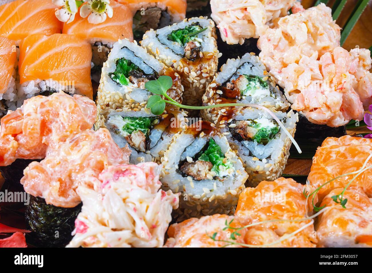 Sushi und Brötchen mit Sesamsamen aus nächster Nähe Stockfoto