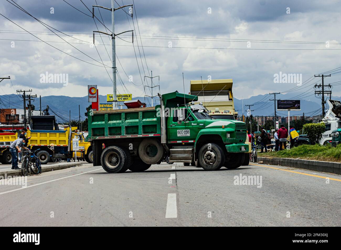 Blockade von Lastwagen auf der Autobahn Medellín, Calle 80 in und Cundinamarca aus Protest gegen die Regierung von Ivan Duque, Bogotá Kolumbien, 5/5/2021 Stockfoto