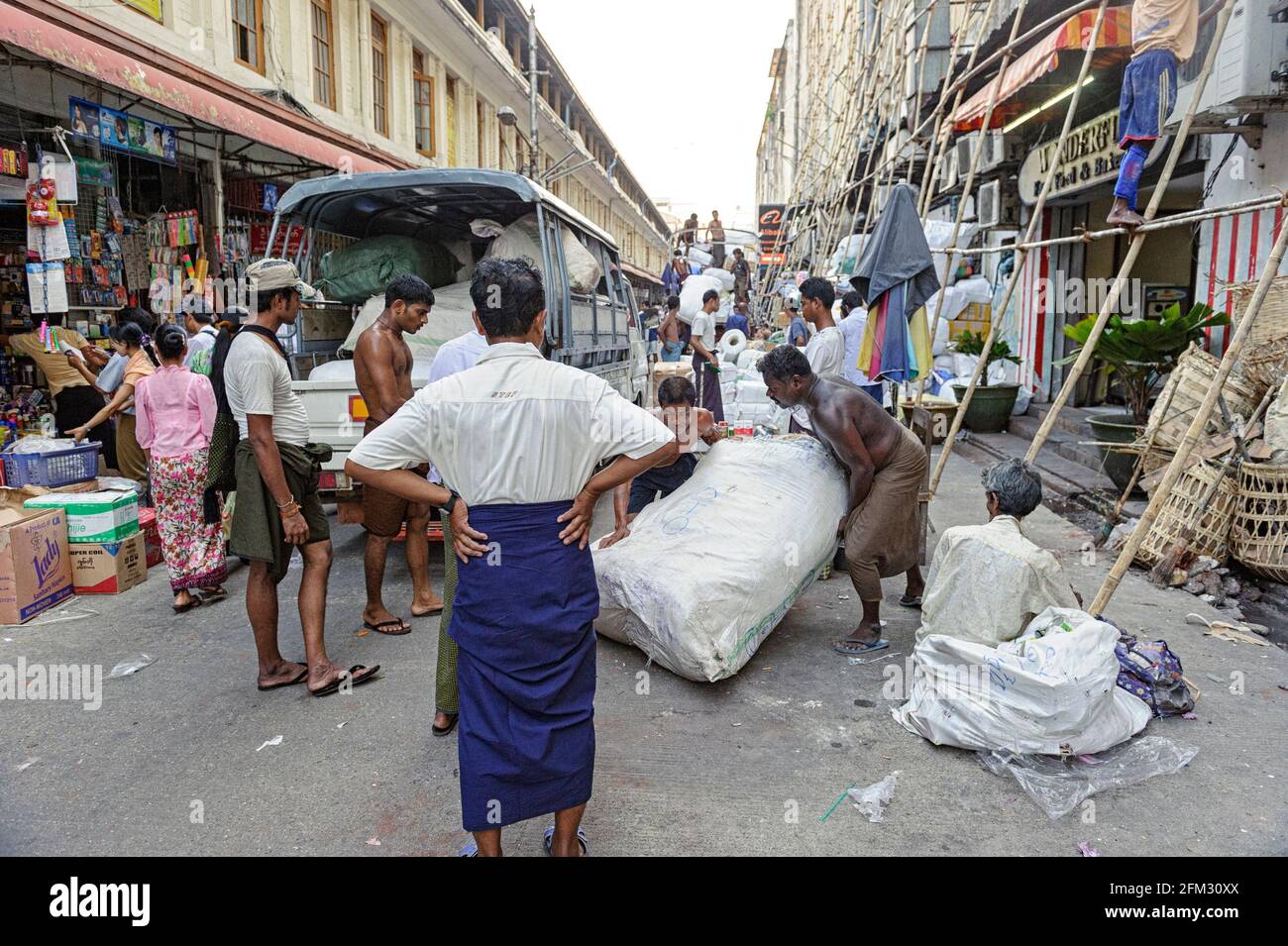 Geschäftige Handelsstraße in Yangon Myanmar Burma Stockfoto