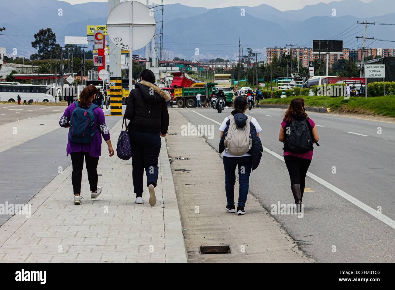 Auf der Autobahn Medellín in der Nähe von Bogotá laufen Menschen mit blockierten Lastwagen, um gegen die Regierung von Ivan Duque, Kolumbien, am 5. Mai 2021 zu protestieren Stockfoto