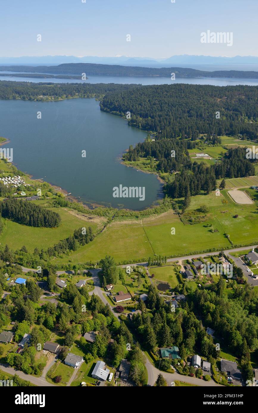 Saint Mary's Lake mit Trincomali Channel und den Gulf Islands im Hintergrund, Salt Spring Island, British Columbia, Kanada Stockfoto