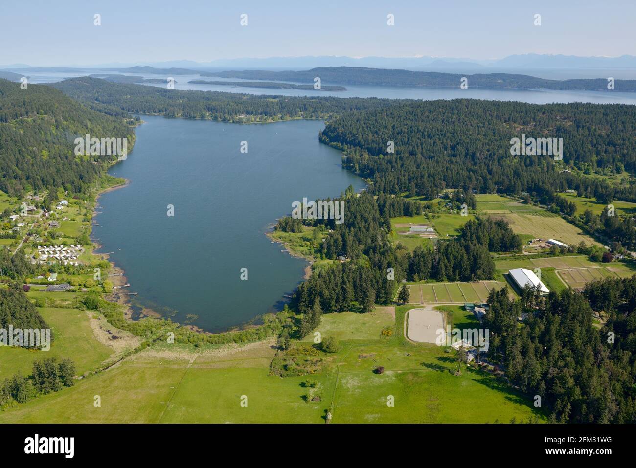 Saint Mary's Lake mit Trincomali Channel und den Gulf Islands im Hintergrund, Salt Spring Island, British Columbia, Kanada Stockfoto