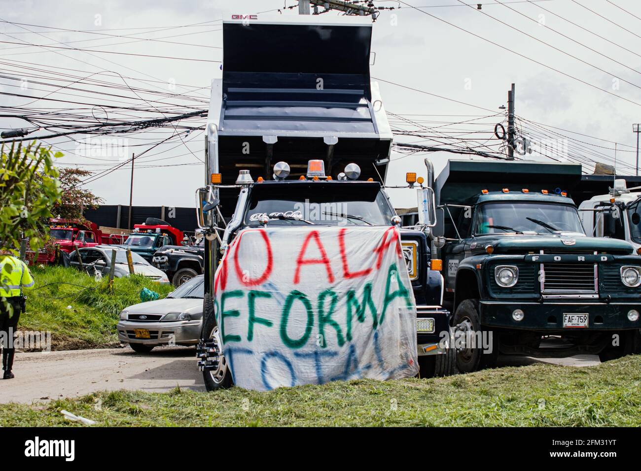 Blockade von Lastwagen auf der Autobahn Medellín, Calle 80 in und Cundinamarca aus Protest gegen die Regierung von Ivan Duque, Bogotá Kolumbien, 5/5/2021 Stockfoto