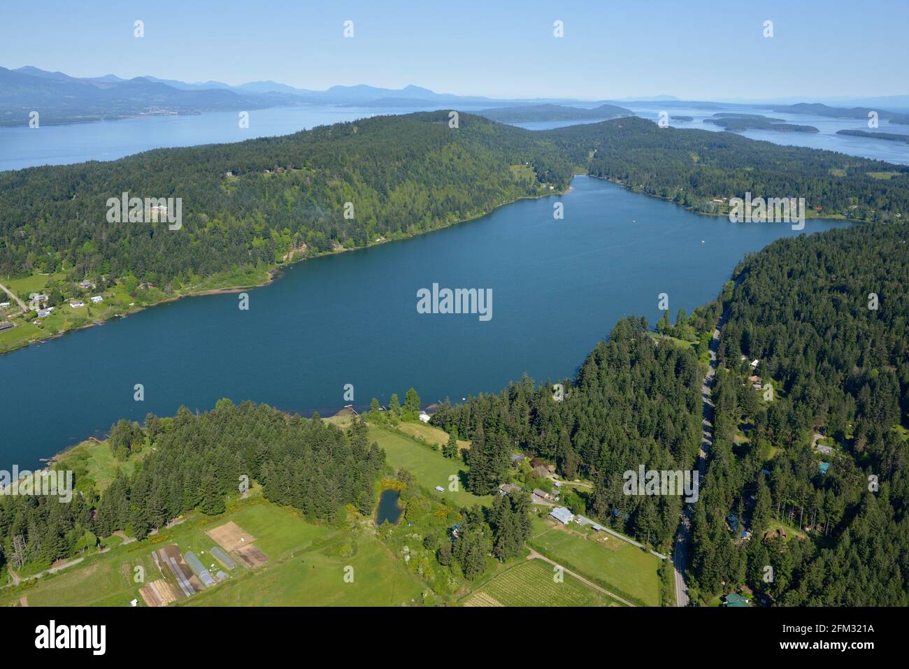Saint Mary's Lake mit Trincomali Channel und den Gulf Islands im Hintergrund, Salt Spring Island, British Columbia, Kanada Stockfoto