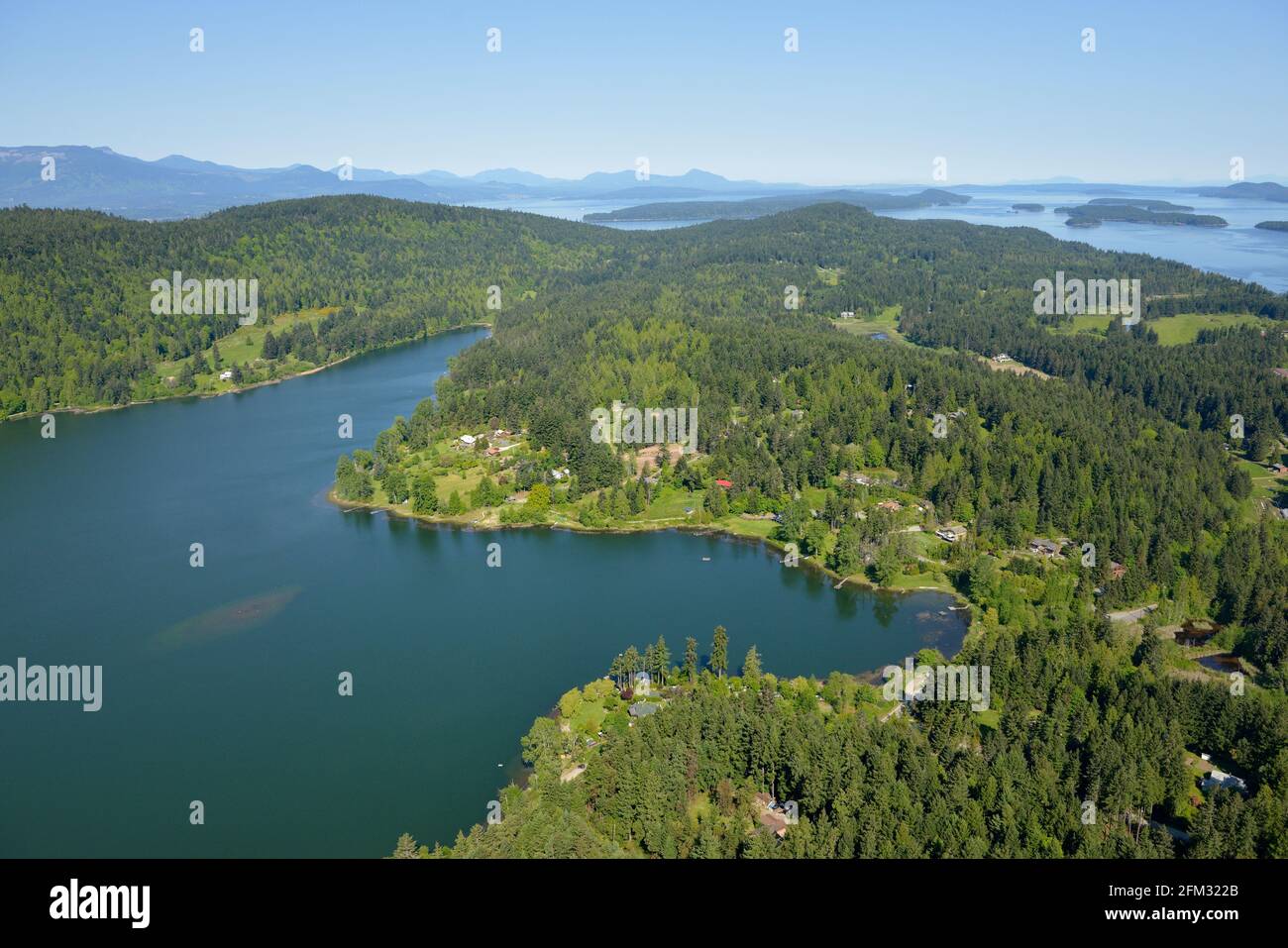 Saint Mary's Lake mit Trincomali Channel und den Gulf Islands im Hintergrund, Salt Spring Island, British Columbia, Kanada Stockfoto