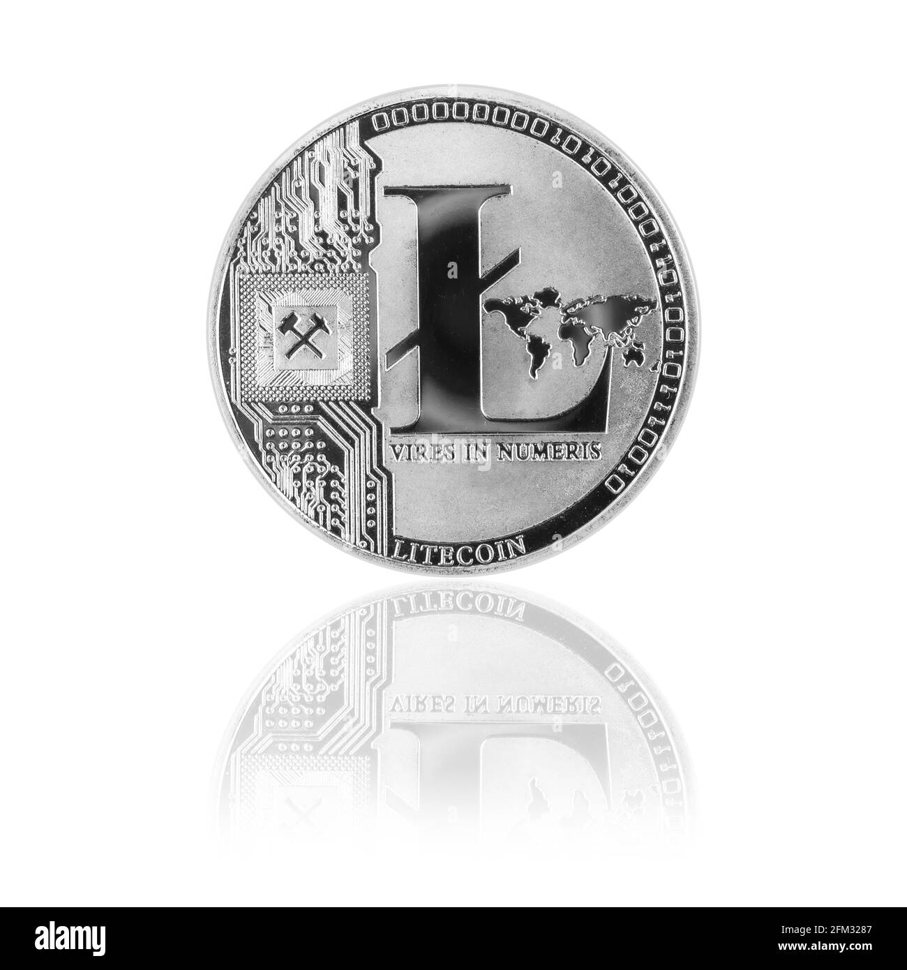 Silberne Litecoin mit Reflexion isoliert auf weißem Hintergrund, Krypto-Währungsmünze auf dem Glastisch Stockfoto