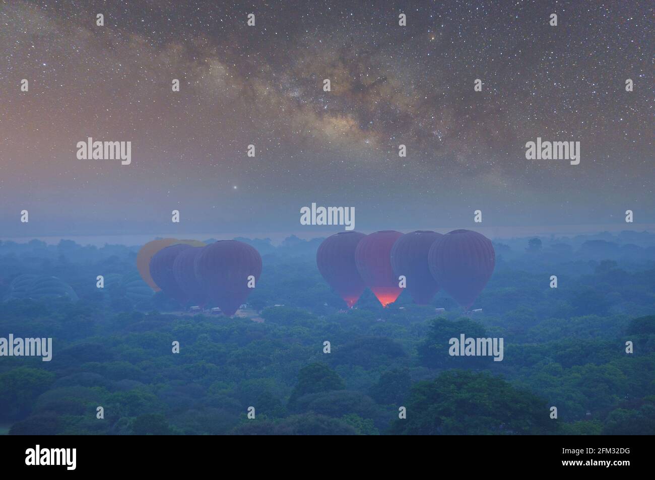 Heißluftballons, die bereit sind, unter der Milchstraße, Myanmar, abzuheben Stockfoto