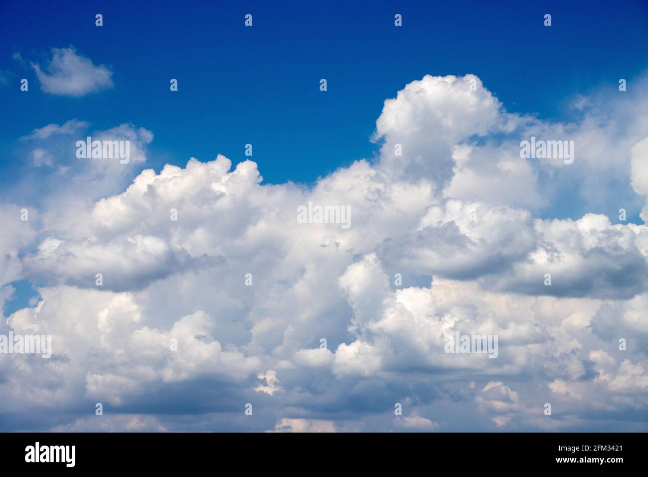 Weiße Wolken am blauen Himmel, sommerlicher sonniger Tag Stockfoto