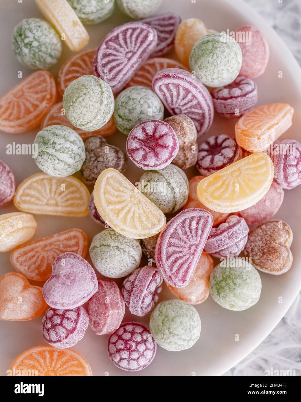Nahaufnahme von verschiedenen Bonbons auf einem Teller Stockfoto