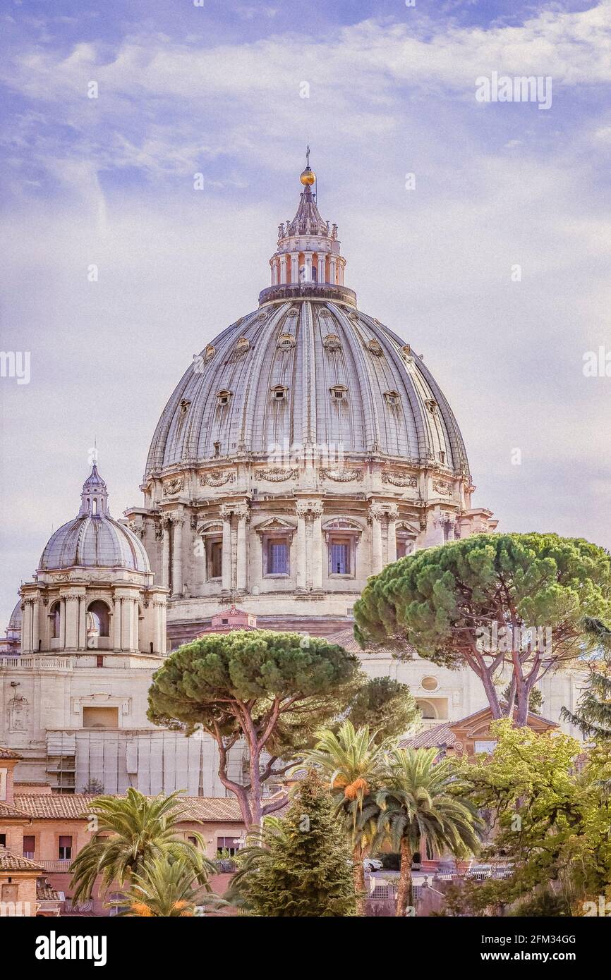 Vatikanstadt, Vatikan - 12. Oktober 2016: Blick auf die Kuppel des Petersdoms oder der Basilica di San Pietro Stockfoto