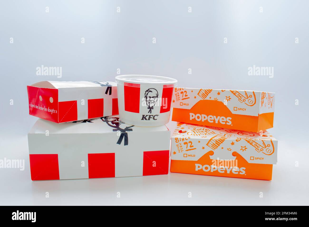 Calgary, Alberta, Kanada. 5.Mai 2021. KFC und Popeyes Fast Food Boxen auf einem klaren Hintergrund. Stockfoto