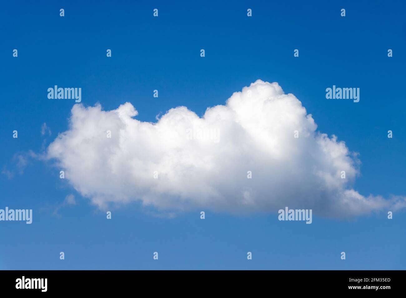 Weiße Wolken am blauen Himmel, sommerlicher sonniger Tag Stockfoto
