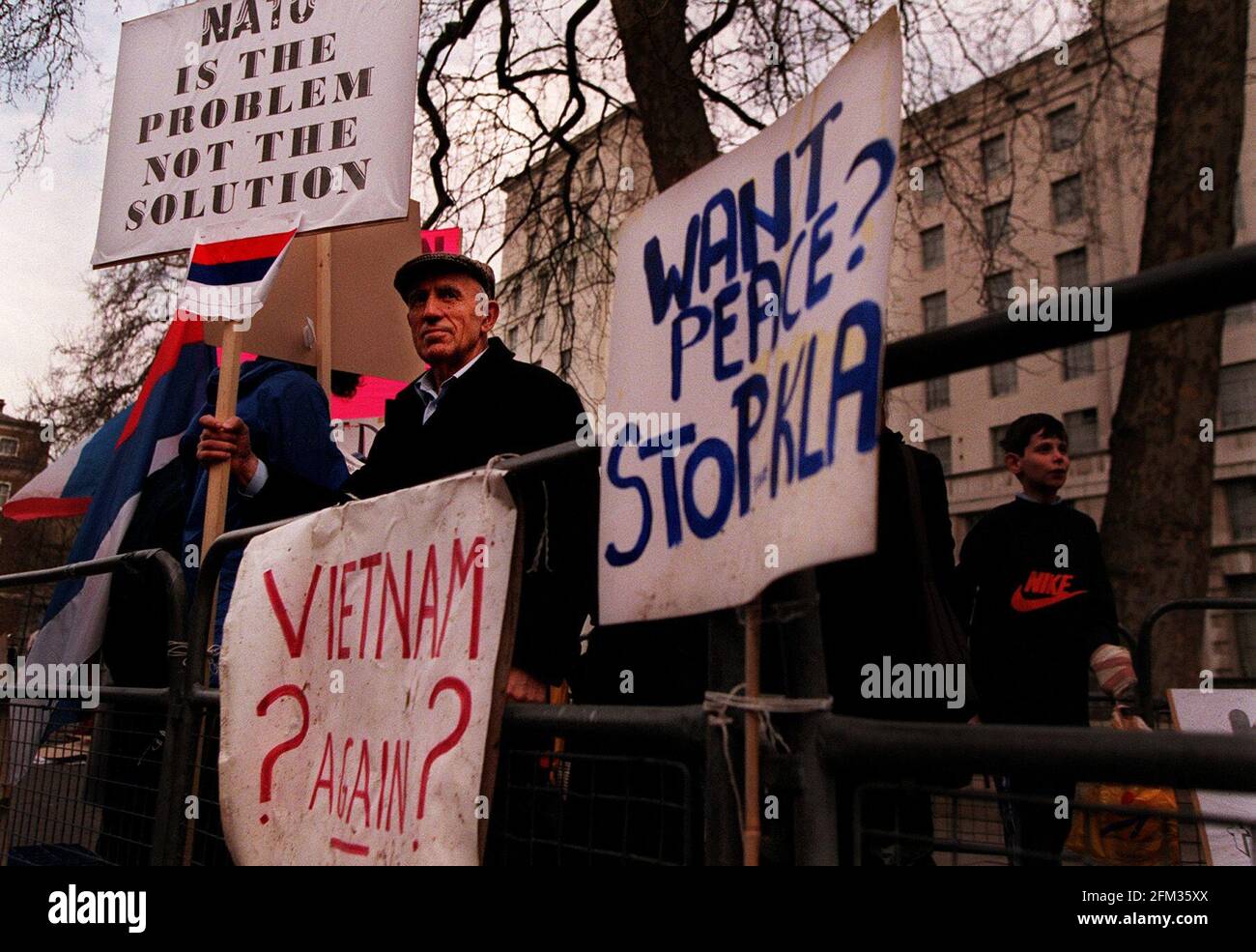 SERBISCHE ANTI-NATO-DEMONSTRATION 1999OPPOSITE. MÄRZ DOWNING STREET Stockfoto