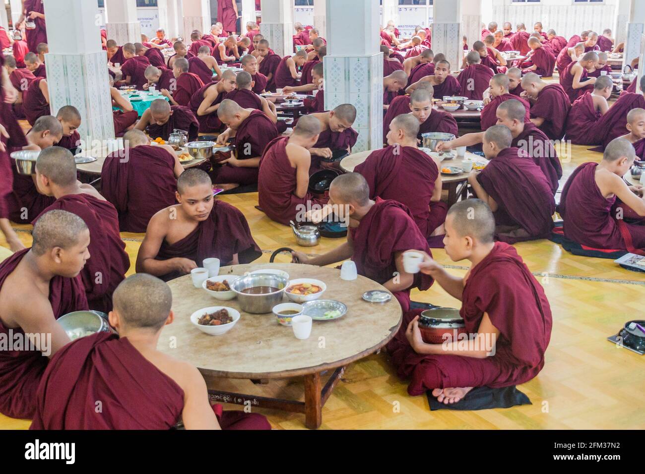 BAGO, MYANMAR - 10. DEZEMBER 2016: Mönche des Kya Kha Wain Kyaung Tempels in Bago essen zu Mittag. Stockfoto