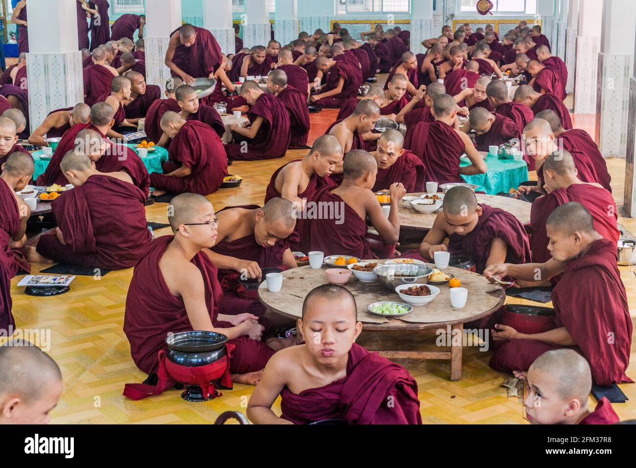 BAGO, MYANMAR - 10. DEZEMBER 2016: Mönche des Kya Kha Wain Kyaung Tempels in Bago essen zu Mittag. Stockfoto