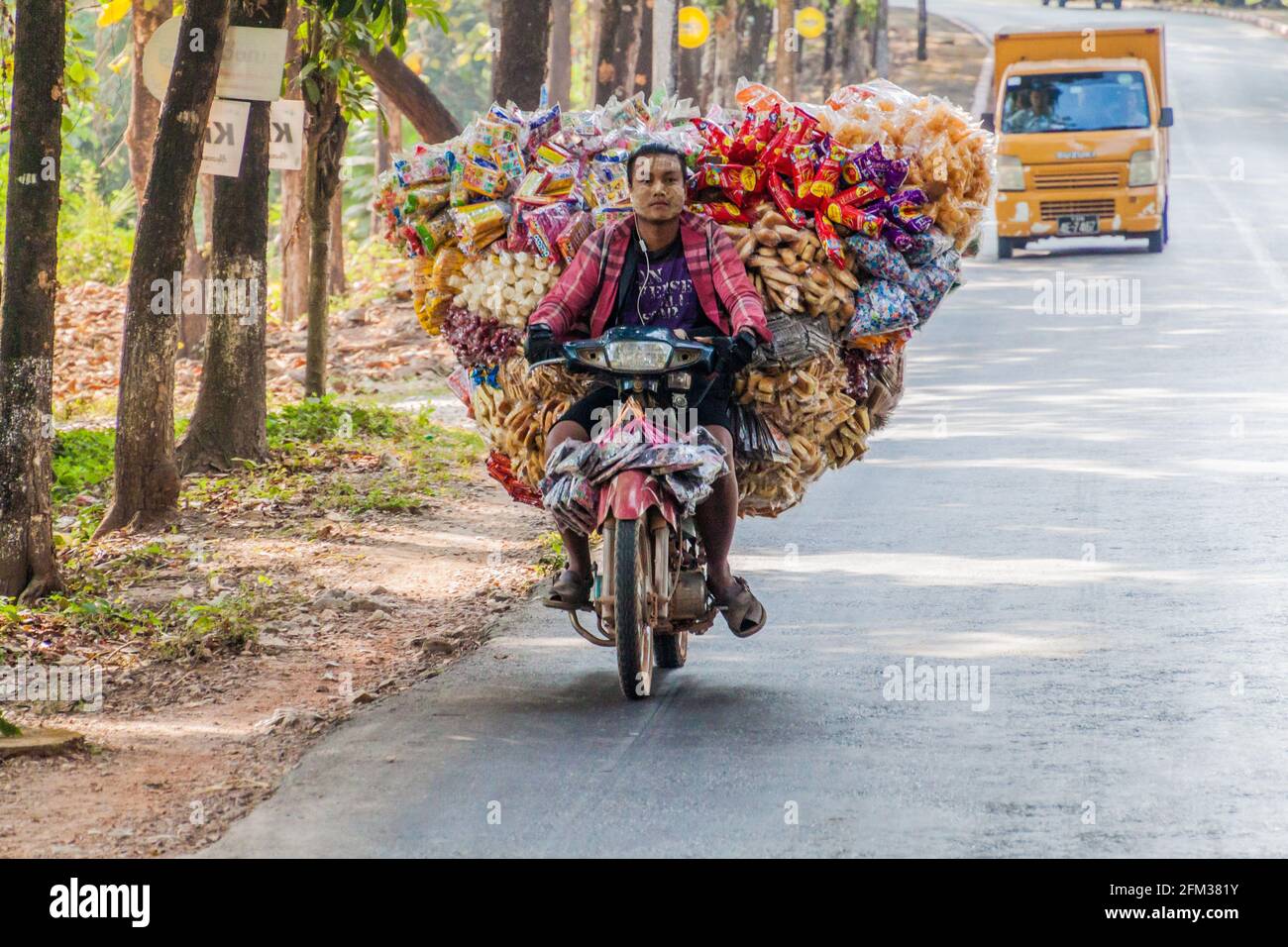 HPA AN, MYANMAR - 13. DEZEMBER 2016: Einheimischer auf einem schwer beladenen Motorrad in der Nähe von hPa an. Stockfoto
