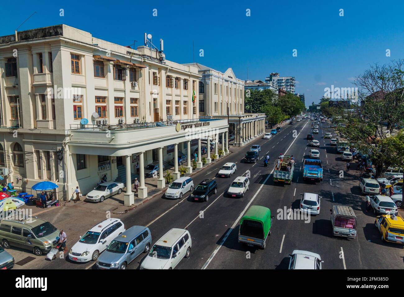 YANGON, MYANMAR - 15. DEZEMBER 2016: Blick auf die Strand Road und koloniale Gebäude in Yangon. Stockfoto