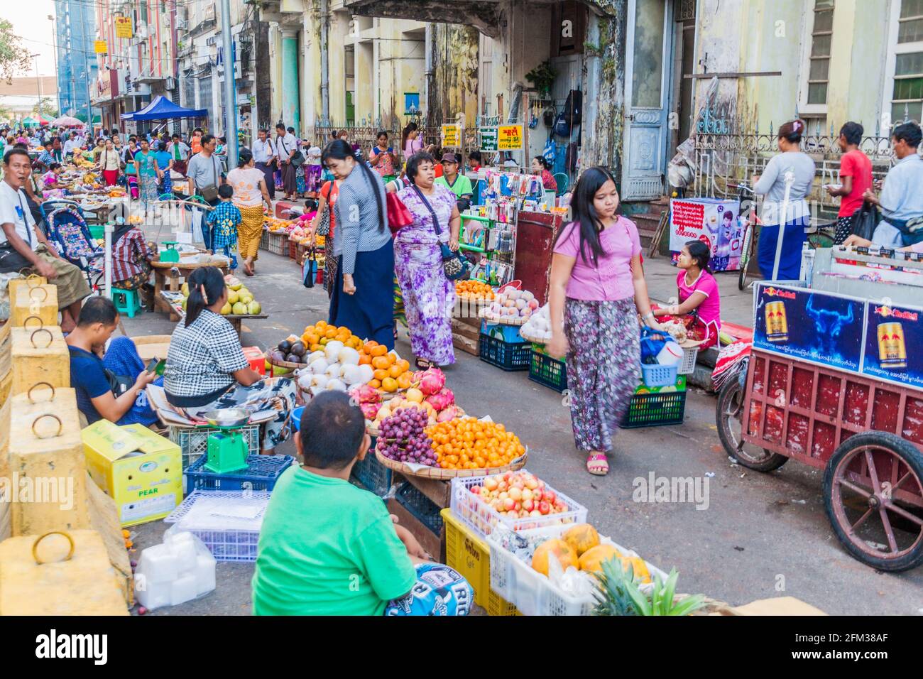 YANGON, MYANMAR - 15. DEZEMBER 2016: Obststände auf einer Straße in Yangon. Stockfoto