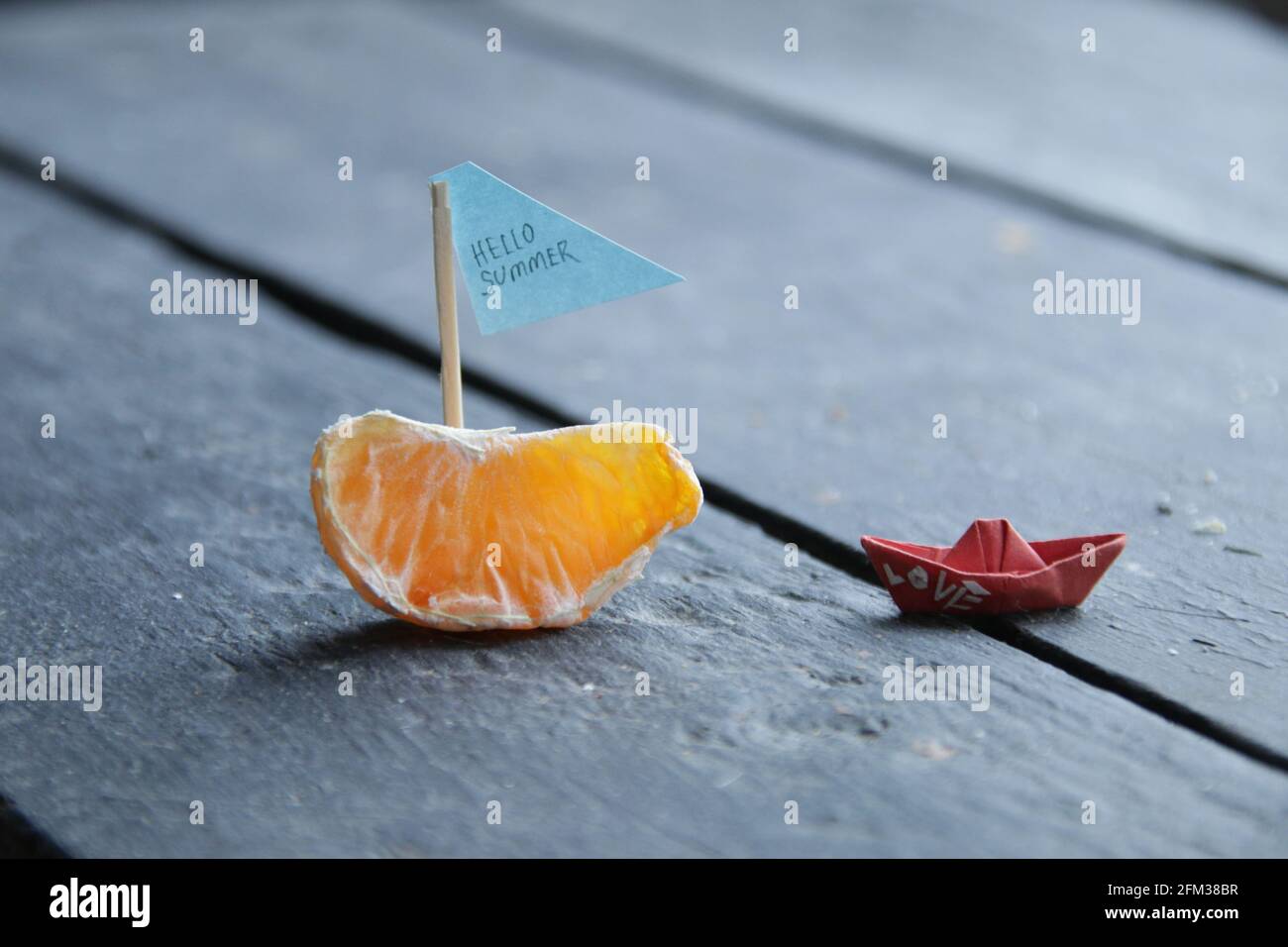 Meereshintergrund mit Schriftzug Hello Summer. Reisekonzept für den Sommer. Stockfoto