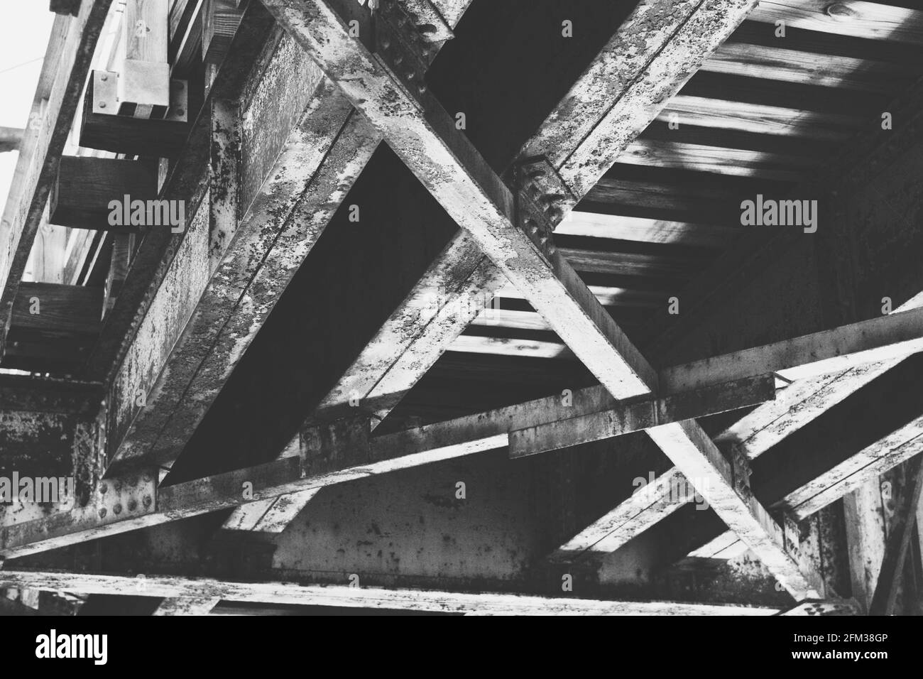 Die Unterseite einer alten Eisenbahnbrücke auf dem Wisconsin Ice Age Trail. Die Art und Weise, wie das Wasser reflektiert wurde, sorgte für eine perfekte Schwarz-Weiß-Aufnahme. Stockfoto