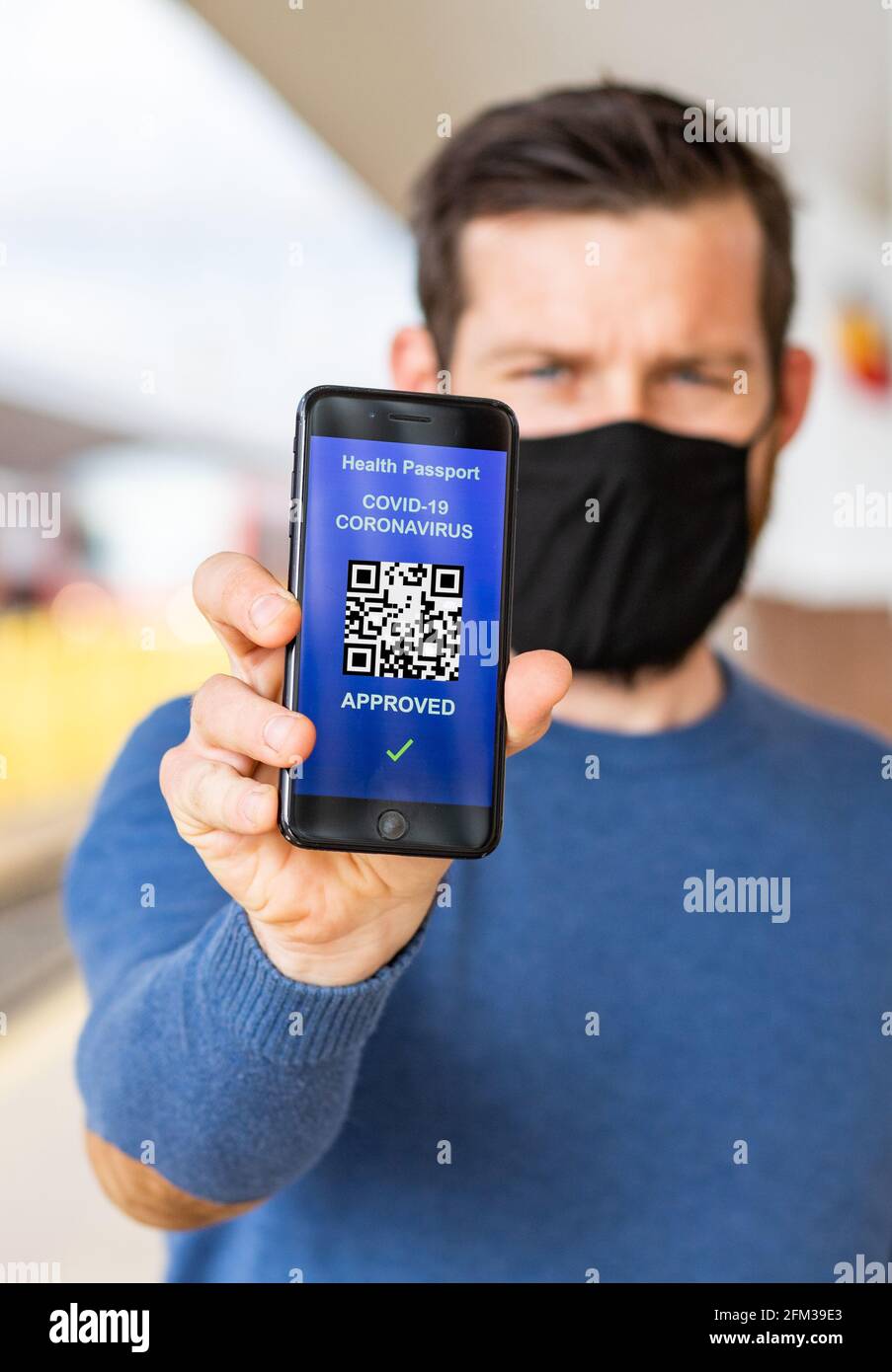 Gesundheits-Impfpass für Coronavirus oder Covid-19. Reisende, die ein Mobiltelefon mit Immunimpfung gemäß zertifizierter International Trav verwenden Stockfoto Gesundheits-Impfpass für Coronavirus oder Covid-19. Reisende, die ein Mobiltelefon mit Immunimpfung gemäß zertifizierter International Trav verwenden Stockfoto