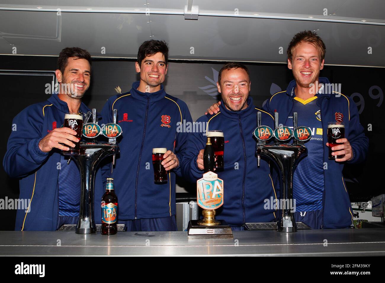 Ryan ten Doeschate (L), Alastair Cook, Graham Napier und Tom Westley posieren mit einem Pint Bier während des Essex CCC Press Day im Essex County Groun Stockfoto