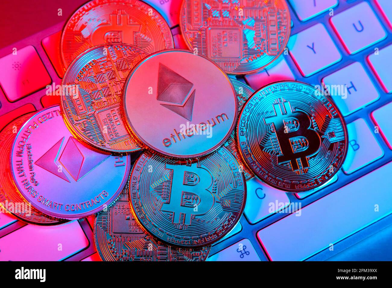 Kryptowährung Bitcoin und ethereum (Äther) Token Münzen auf einem Computer Tastatur Stockfoto
