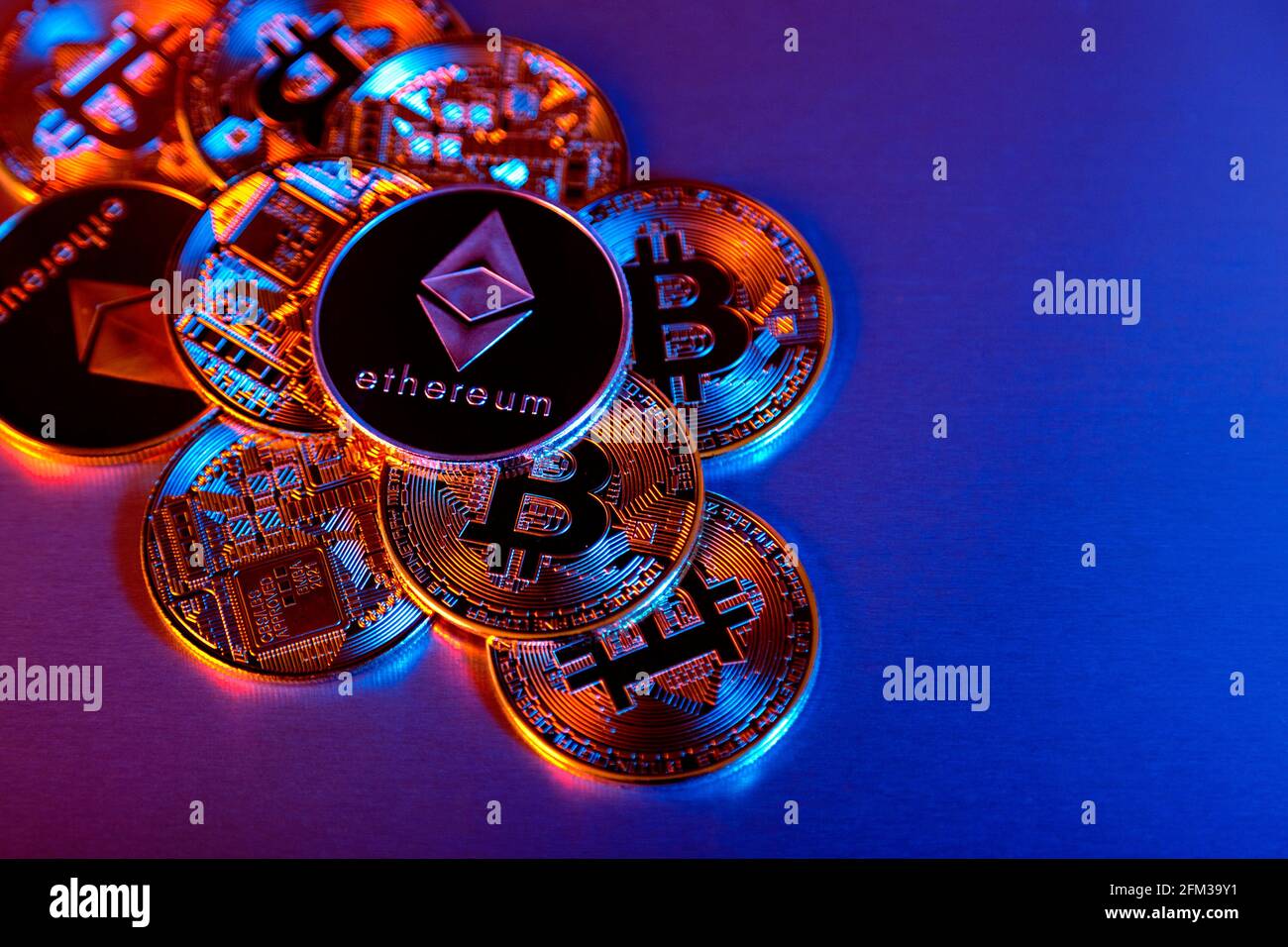 Hintergrund der Kryptowährung Bitcoin und ethereum (Äther) Token Coins Stockfoto