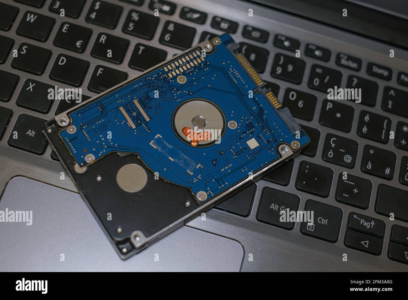 HDD-Speichermedium über dunkler Oberfläche, technische Komponenten, Datensicherheitsteile Stockfoto