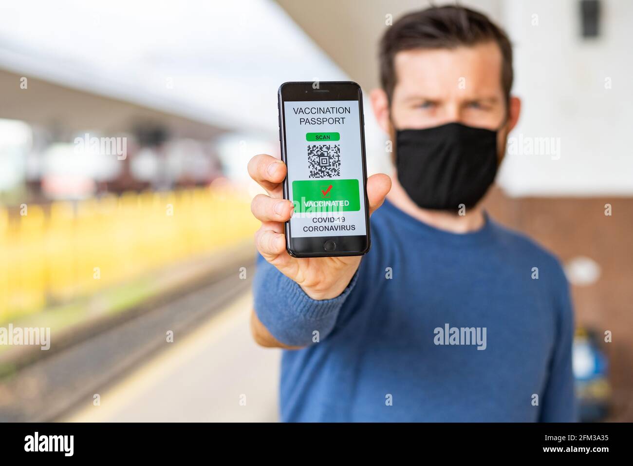 Gesundheits-Impfpass für Coronavirus oder Covid-19. Reisende, die ein Mobiltelefon mit Immunimpfung gemäß zertifizierter International Trav verwenden Stockfoto Gesundheits-Impfpass für Coronavirus oder Covid-19. Reisende, die ein Mobiltelefon mit Immunimpfung gemäß zertifizierter International Trav verwenden Stockfoto