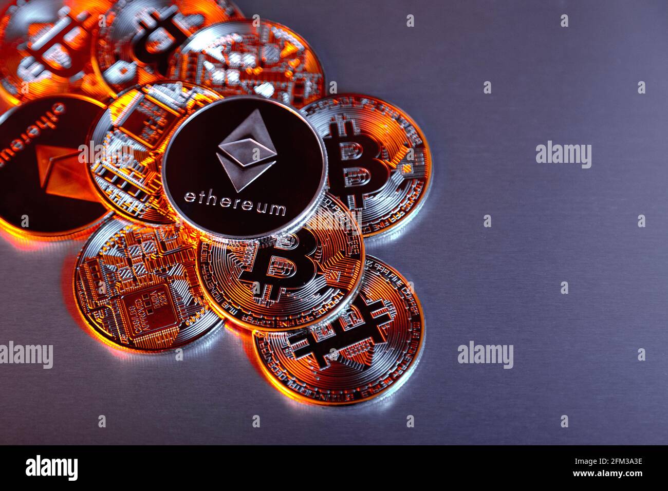 Hintergrund der Kryptowährung Bitcoin und ethereum (Äther) Token Coins Stockfoto