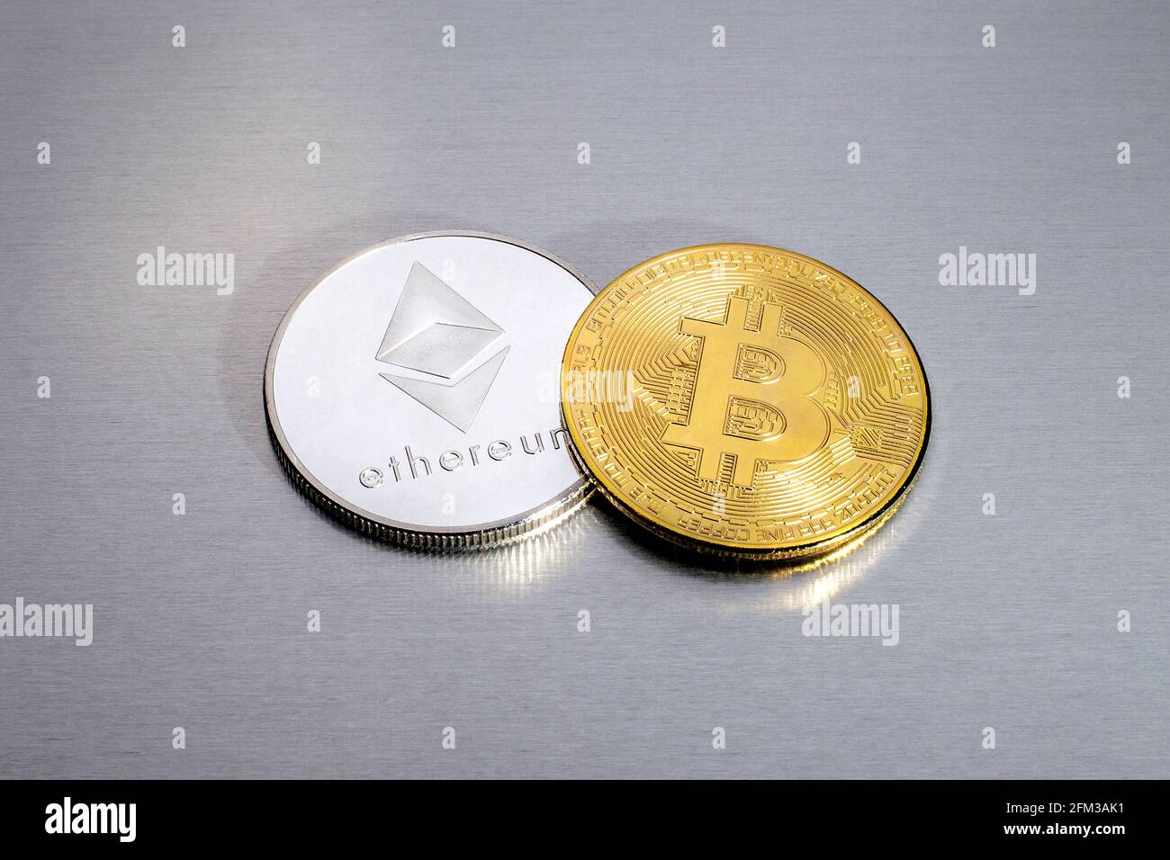 Bitcoin und ethereum (Äther) symbolischen Münzen Stockfoto
