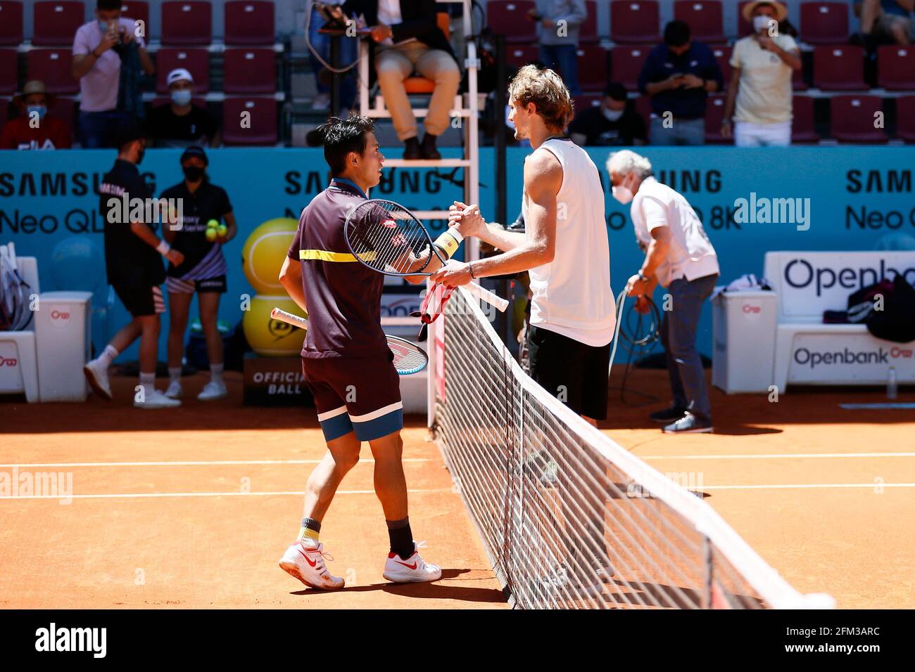 Madrid, Spanien. Mai 2021. (L-R) Kei Nishikori (JPN), Alexander Zverev (GER) Tennis : Kei Nishikori aus Japan und Alexander Zverev aus Deutschland nach Einzel-2-Runde-Spiel auf der ATP World Tour Masters 1000 "Mutua Madrid Open Tennis Turnier" bei der Caja Magica in Madrid, Spanien . Quelle: Mutsu Kawamori/AFLO/Alamy Live News Stockfoto