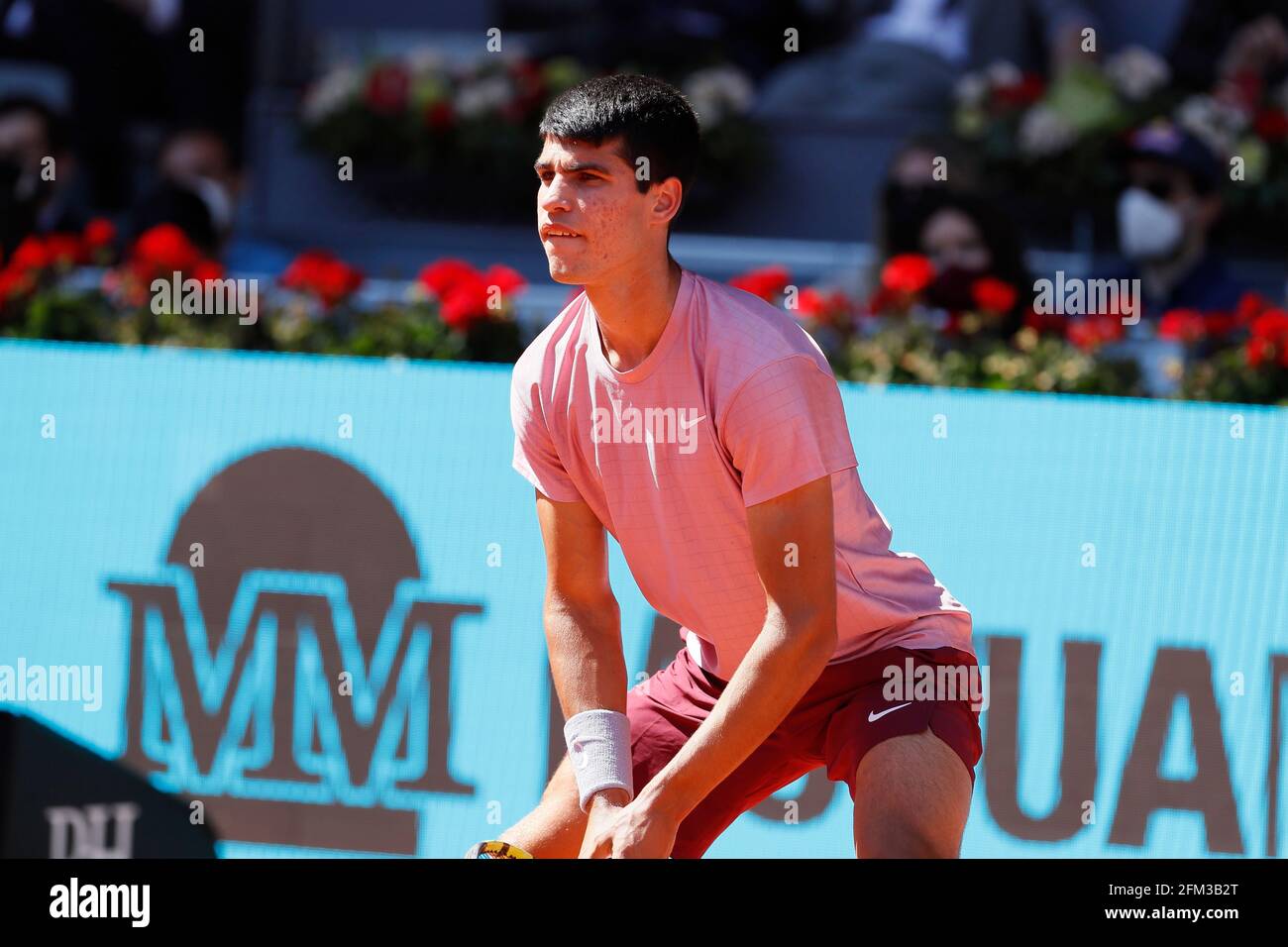 Madrid, Spanien. Mai 2021. Carlos Alcaraz (ESP) Tennis : Carlos Alcaraz aus Spanien beim Einzel-Match in der 2. Runde gegen Rafael Nadal aus Spanien beim ATP World Tour Masters 1000 'Mutua Madrid Open Tennis Turnier' beim Caja Magica in Madrid, Spanien. Quelle: Mutsu Kawamori/AFLO/Alamy Live News Stockfoto