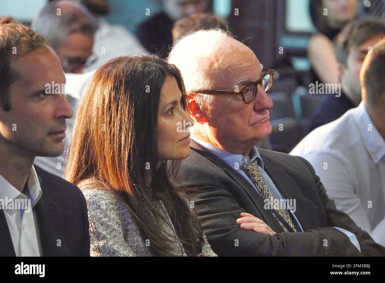 Petr Cech, Head of Player Liaison im Chelsea Football Club, sitzt mit Roman Abramovichs 'Chief Commander' Marina Granovskaia und dem Club Chairman Bruce Buck zusammen Stockfoto