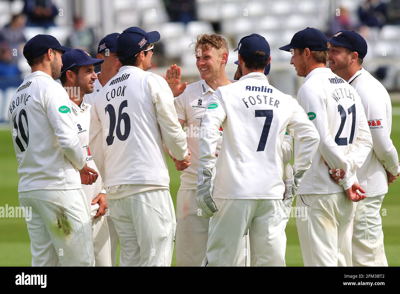 Jamie Porter von Essex (C) feiert die Teilnahme an Ian Cockbain während des Essex CCC gegen Gloucestershire CCC, Specsavers County Championship Divisio Stockfoto