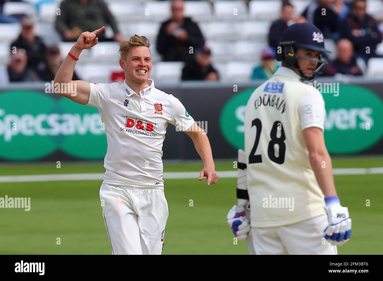 Jamie Porter von Essex behauptet das Dickicht von Ian Cockbain während Essex CCC gegen Gloucestershire CCC, Specsavers County Championship Division 2 Cricket AT Stockfoto