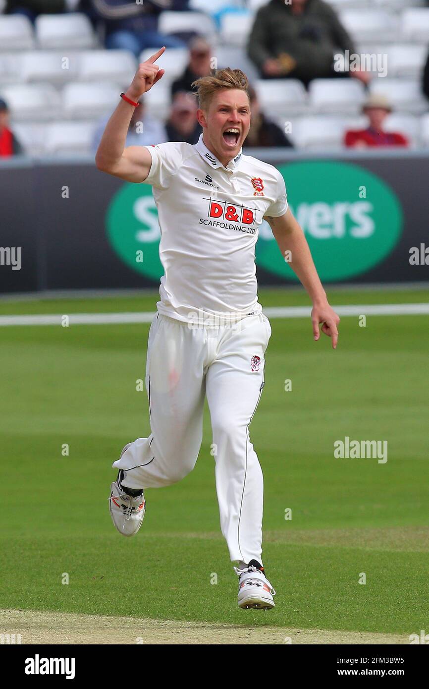 Jamie Porter von Essex behauptet das Dickicht von Ian Cockbain während Essex CCC gegen Gloucestershire CCC, Specsavers County Championship Division 2 Cricket AT Stockfoto