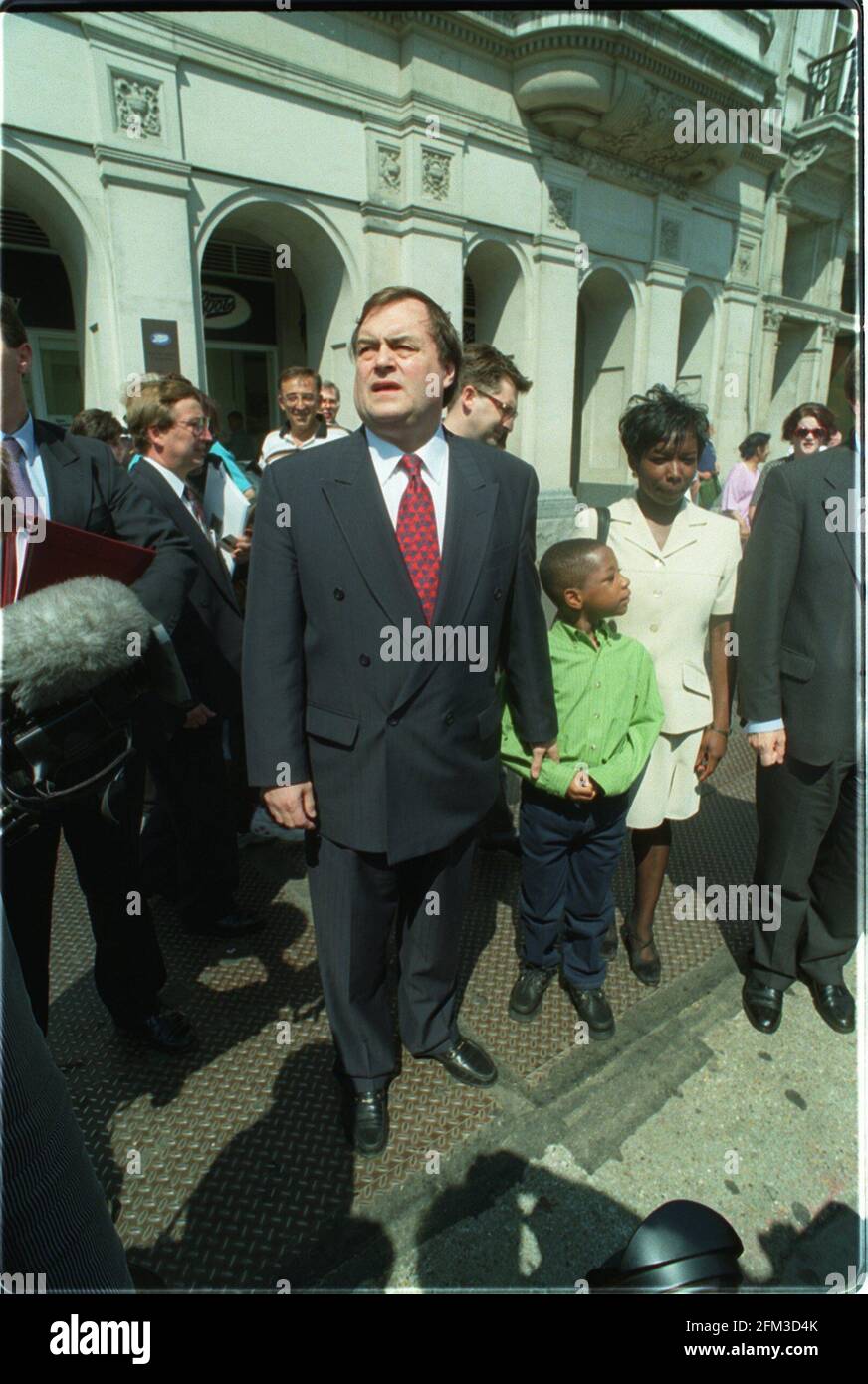 John Prescott Vizepremierminister mit Leon Valero, einem Asthmapatienten aus dem Norden Londons, der in einer Fernsehwerbung der Regierung vor den Gefahren der Umweltverschmutzung gewarnt hat, während seiner Reise mit der U-Bahn von Victoria nach Westminster, bevor er sein Weißbuch zum Unterhaus überbrachte. Stockfoto