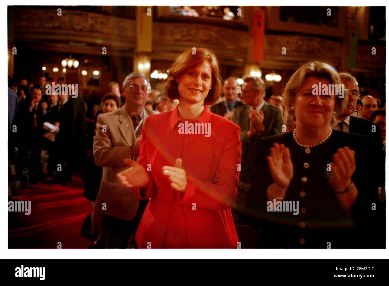 Sarah Macauly applaudiert Gordon Browns Rede am 1998. September im Arbeiterpartei-Konferenz in Blackpool S Stockfoto