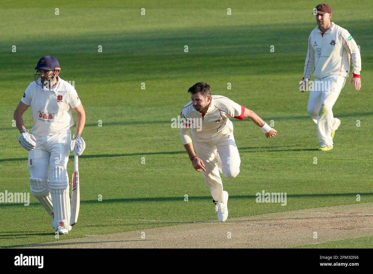 Jimmy Anderson in Bowling-Action für Lancashire während Essex CCC gegen Lancashire CCC, Specsavers County Championship Division 1 Cricket im Cloudfm C Stockfoto