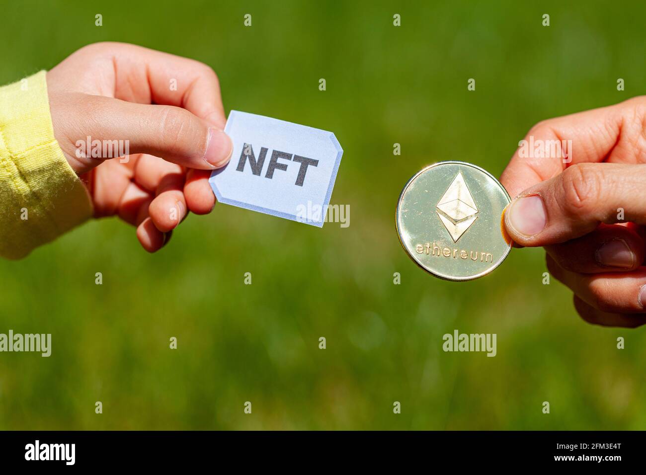 Ein Konzept für Investitionen in nicht fungible Token (NFTs) durch Ethereum Blockchain. Dies sind seltene digitale Artikel, die online gehandelt werden. Bild A Stockfoto