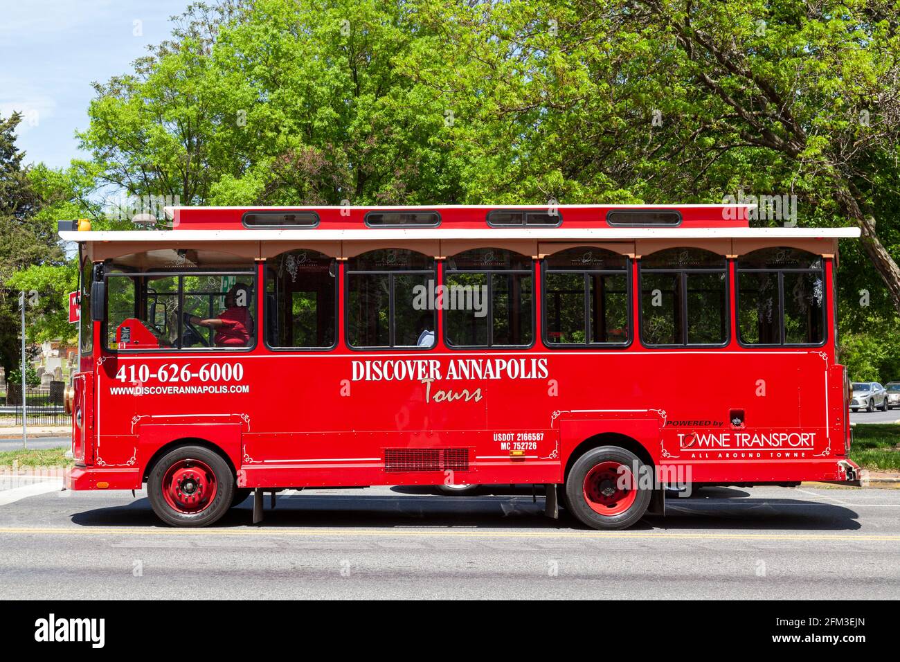 05-02-2021 Annapolis, MD, USA: Ein roter historischer Trolley-Bus, der zur Erkundung von Annapolis City Sightseeing Tours in der Landeshauptstadt von Maryland eingesetzt wird. A t Stockfoto