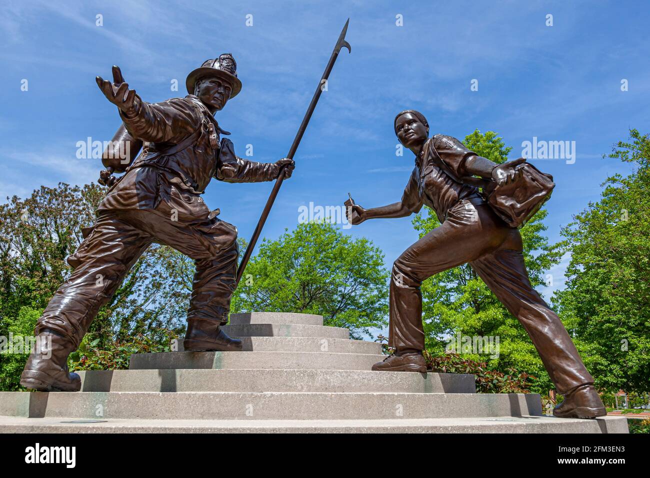 Annapolis, MD, USA 05-02-2021: Maryland Fire Rescue Services Memorial Skulptur, die einen Feuerwehrmann und einen Rettungsdienst darstellt, die mit t Stockfoto