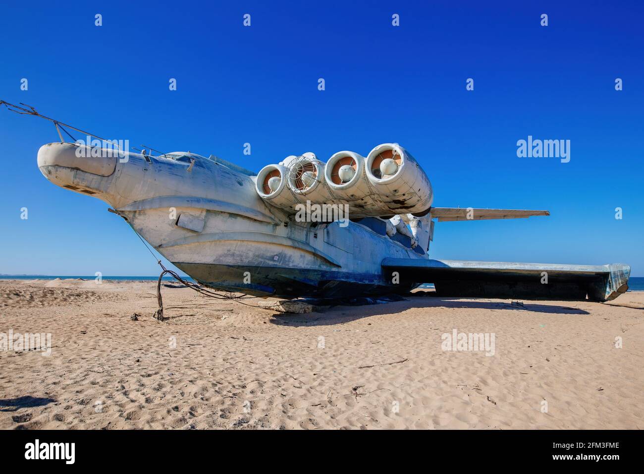 Verlassene sowjetische LUN-Klasse ekranoplan an der Küste des Kaspischen Meeres. Stockfoto