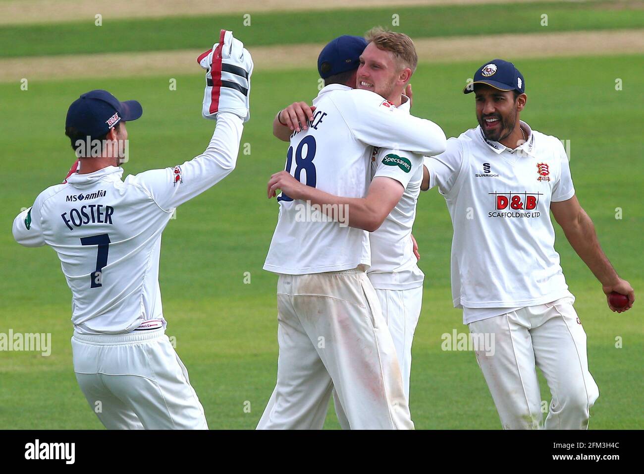 Jamie Porter von Essex wird von seinen Teamkollegen gratuliert, nachdem er während des Essex CCC gegen Somerset CCC, Specsavers County, das Wicket von Steven Davies genommen hatte Stockfoto