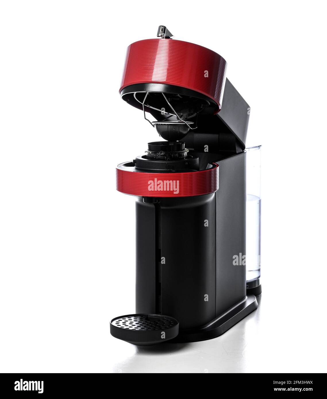 Rote Espressomaschine für heißen Kaffee mit Kapseln und Wasser Tank isoliert auf weiß Stockfoto