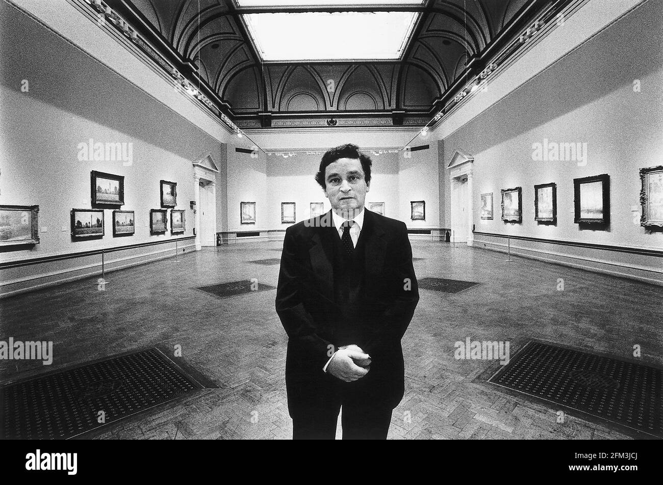 Norman Rosenthal zeigt Sekretär der Royal Academy in einem Der Galerien Stockfoto